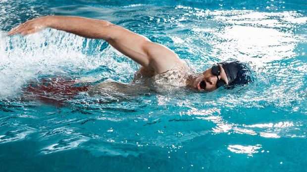 ilustrasi renang Young man swimming the front crawl in a pool
