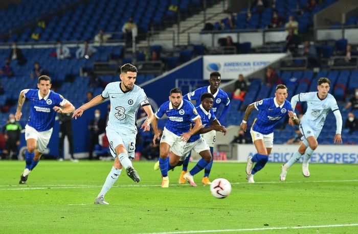 BRIGHTON, ENGLAND - SEPTEMBER 14: Jorginho of Chelsea scores his sides first goal during the Premier League match between Brighton & Hove Albion and Chelsea at American Express Community Stadium on September 14, 2020 in Brighton, England. (Photo by Glyn Kirk/Pool via Getty Images