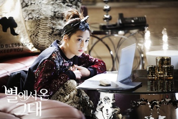 Jun Ji Hyun/asianwiki.com Aktris lain yang memerankan sosok selebriti populer adalah Jun JI Hyun, dimana Ia berperan sebagai Chun Song Yi aktris populer yang memiliki watak angkuh dan sombong.