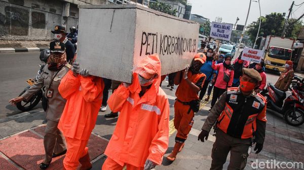Kampanye Bahaya COVID-19, PPSU Arak Peti Mati di Tanah Abang