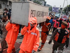 Kampanye Bahaya COVID-19, PPSU Arak Peti Mati di Tanah Abang Kampanye Bahaya COVID-19, PPSU Arak Peti Mati di Tanah Abang