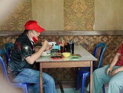 Omzet Pedagang Sate Kiloan di Sentul Turun 50%, Ini Saran Bamsoet