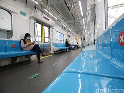 Beda dari TransJ-KRL, Duduk Penumpang di MRT Masih Jaga Jarak