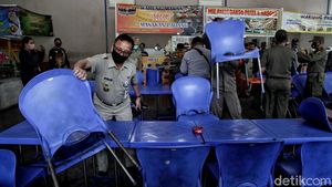 Langgar PSBB, Tempat Makan di Cakung Ditindak Petugas Gabungan