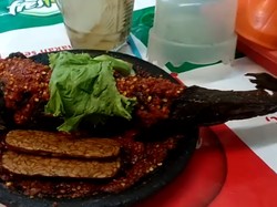 Wow! Warung Ini Tawarkan Ikan Lele Goreng Jumbo Seberat 5 Kg
