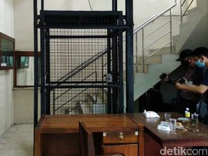 Petaka Ketua DPRD DIY Jatuh Bersama Lift Bikinan Sendiri Petaka Ketua DPRD DIY Jatuh Bersama Lift Bikinan Sendiri