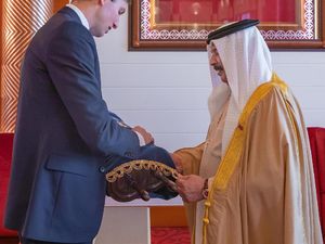 Menantu Trump Beri Kitab Taurat ke Raja Bahrain Sebelum Damai dengan Israel Menantu Trump Beri Kitab Taurat ke Raja Bahrain Sebelum Damai dengan Israel