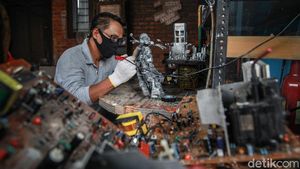 Menyulap Limbah Komputer Jadi Karya Seni Unik