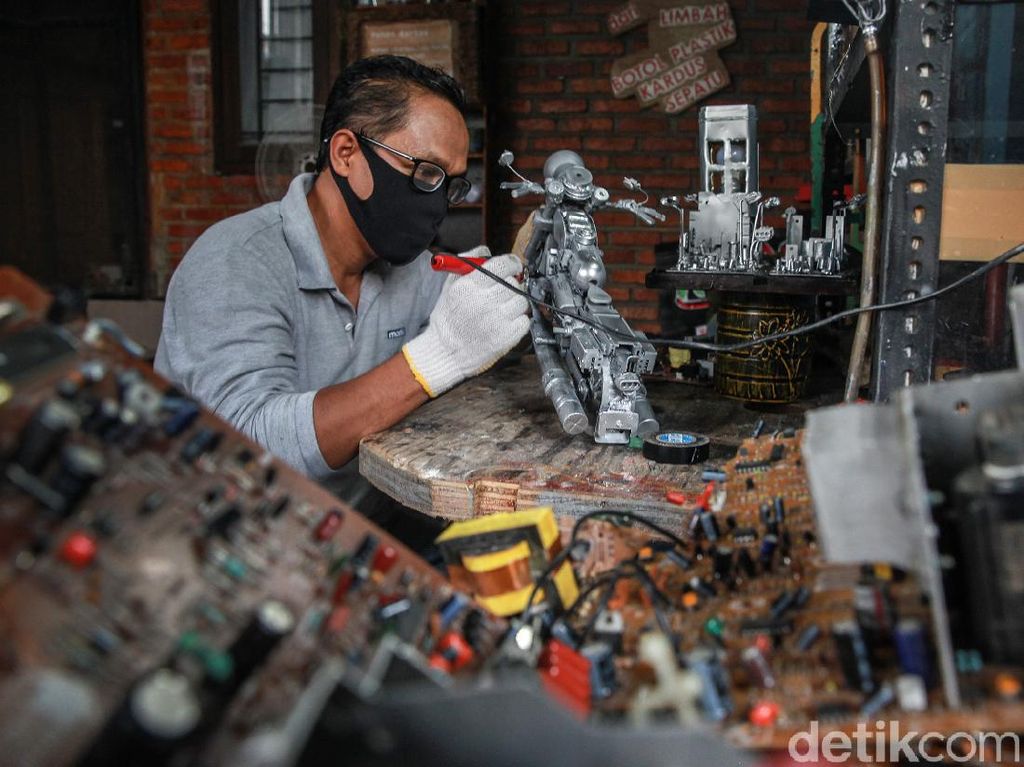 Menyulap Limbah Komputer Jadi Karya Seni Unik Menyulap Limbah Komputer Jadi Karya Seni Unik
