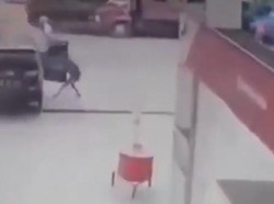 Detik-detik Pria Jauhkan Mobilnya yang Terbakar Saat Isi Bensin di SPBU