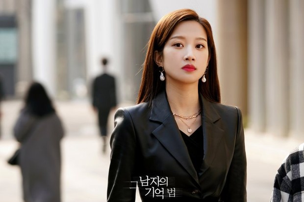 Moon Ga Young/hancinema.com Yeo Ha Jin seorang aktris yang telah terjun ke dunia hiburan selama enam tahun sering menghadapi kontroversi yang tak berkesudahan karena aktingnya dinilai buruk.
