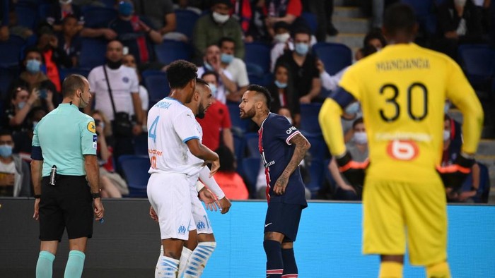 Paris Saint-Germains Brazilian forward Neymar (R) argues with Marseilles French midfielder Dimitri Payet (C)  during the French L1 football match between Paris Saint-Germain (PSG) and Marseille (OM) at the Parc de Princes stadium in Paris on September 13, 2020. (Photo by FRANCK FIFE / AFP)