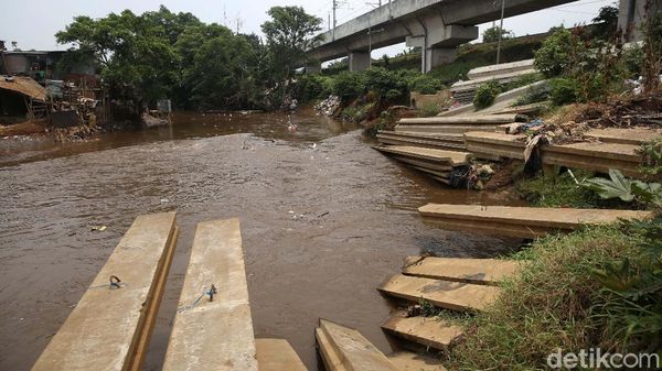 Foto Normalisasi Kali Ciliwung Jaman Anies Mandek