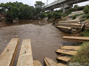 Foto Normalisasi Kali Ciliwung Jaman Anies Mandek