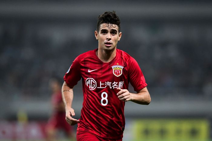 Oscar SHANGHAI, CHINA - APRIL 23: Oscar #8 of Shanghai SIPG reacts during the AFC Champions League Group H match between Sydney FC and Shanghai SIPG at Shanghai Stadium on April 23, 2019 in Shanghai, China. (Photo by Di Yin/Getty Images)