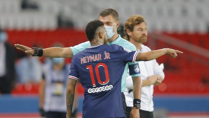 PSGs Neymar argues with the fourth official as he leaves the pitch after getting a red card during the French League One soccer match between Paris Saint-Germain and Marseille at the Parc des Princes in Paris, France, Sunday, Sept.13, 2020. (AP Photo/Michel Euler)