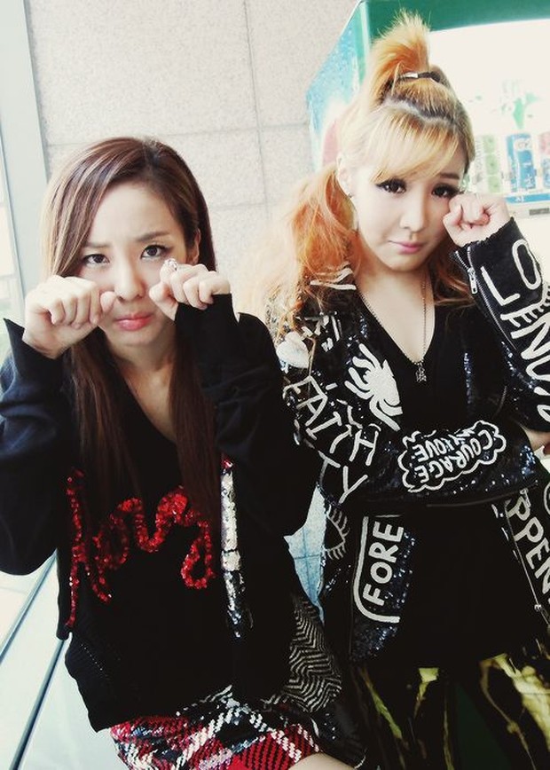 Park Bom dan Sandara ex 2NE1debut pada usia 25 tahun.