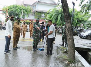 Langgar Protokol COVID, Warkop di Aceh Didenda Rp 250 Ribu-Warga Sapu Jalan
