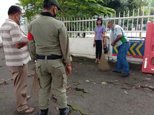 Terjaring Razia Masker, Warga Dihukum Bersih-bersih Lapangan Merdeka Medan