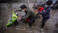 Pemotor Jatuh hingga Mogok Imbas Banjir di Kabupaten Bogor