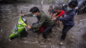 Pemotor Jatuh hingga Mogok Imbas Banjir di Kabupaten Bogor
