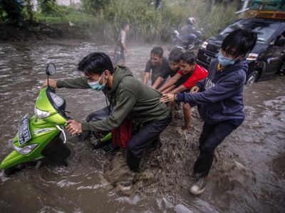 Pemotor Jatuh hingga Mogok Imbas Banjir di Kabupaten Bogor
