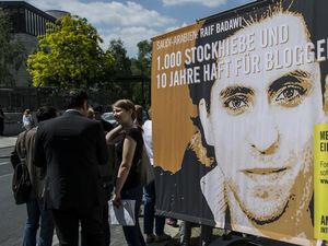 Puluhan Penulis Jerman Tuntut Pembebasan Blogger Raif Badawi di Arab Saudi Puluhan Penulis Jerman Tuntut Pembebasan Blogger Raif Badawi di Arab Saudi