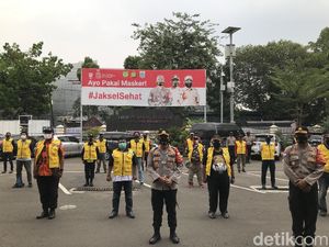 Bagikan 30 Rompi, Polres Jaksel Gandeng Komunitas Awasi Protokol Kesehatan