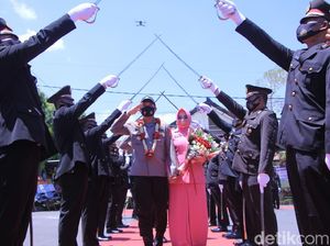 Tangis Haru Polisi dan Anak Disabilitas Iringi Pelepasan Kapolres Madiun