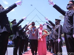 Tangis Haru Polisi dan Anak Disabilitas Iringi Pelepasan Kapolres Madiun