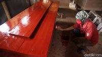 Potret Pembuatan Peti Jenazah di Tengah Pandemi