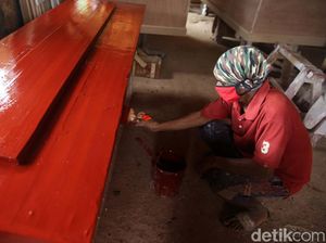 Potret Pembuatan Peti Jenazah di Tengah Pandemi