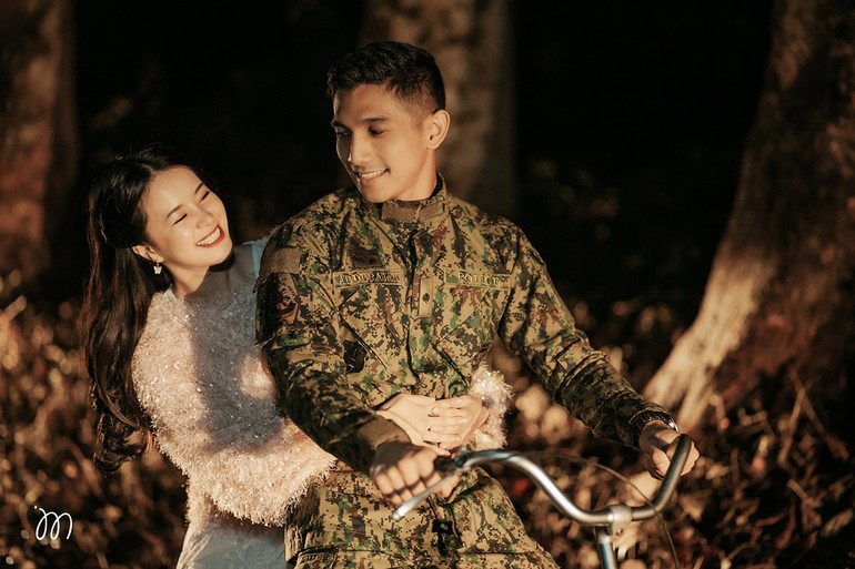 Rihan dan Jay melakukan pemotretan prewedding dengan meniru berbagai adegan romantis Crash Landing On You. Salah satunya foto naik sepeda ini, mirip dengan adegan Kapten Ri Jeong Hyeok memboncengi Yoon Se Ri. Foto: Dok. Facebook James Montano Photography