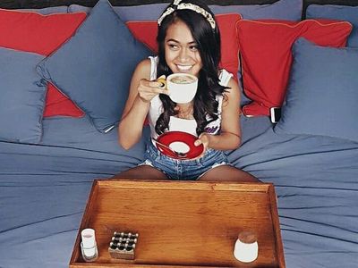Pose Seru Prita Aunalal, Asisten Nia Ramadhani Saat Ngopi yang Curi Perhatian