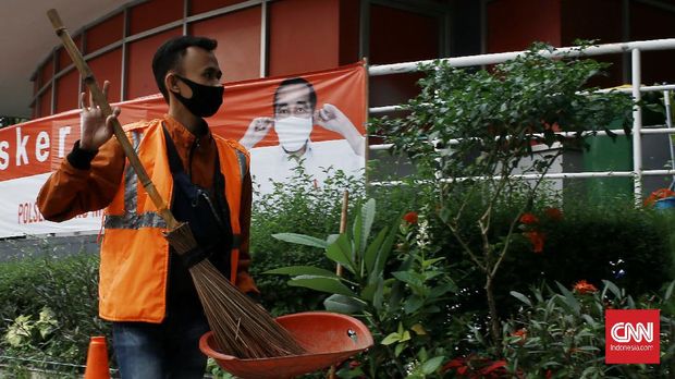 Puluhan pengendara kendaraan terjaring razia masker gabungan di kawasan jalan M.H Thamrin. Jakarta Pusat. Selasa (15/9/2020). Razia masker tersebut merupakan bagian dari pelaksanaan Psbb ketat di DKI Jakarta, yang dilakukan oleh personil gabungan TNI,  Polri,  Satpol PP dan Dishub. CNN Indonesia/Andry Novelino