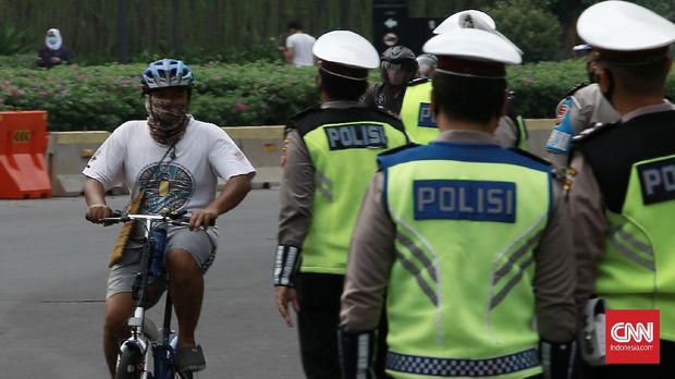 Puluhan pengendara kendaraan terjaring razia masker gabungan di kawasan jalan M.H Thamrin. Jakarta Pusat. Selasa (15/9/2020). Razia masker tersebut merupakan bagian dari pelaksanaan Psbb ketat di DKI Jakarta, yang dilakukan oleh personil gabungan TNI,  Polri,  Satpol PP dan Dishub. CNN Indonesia/Andry Novelino
