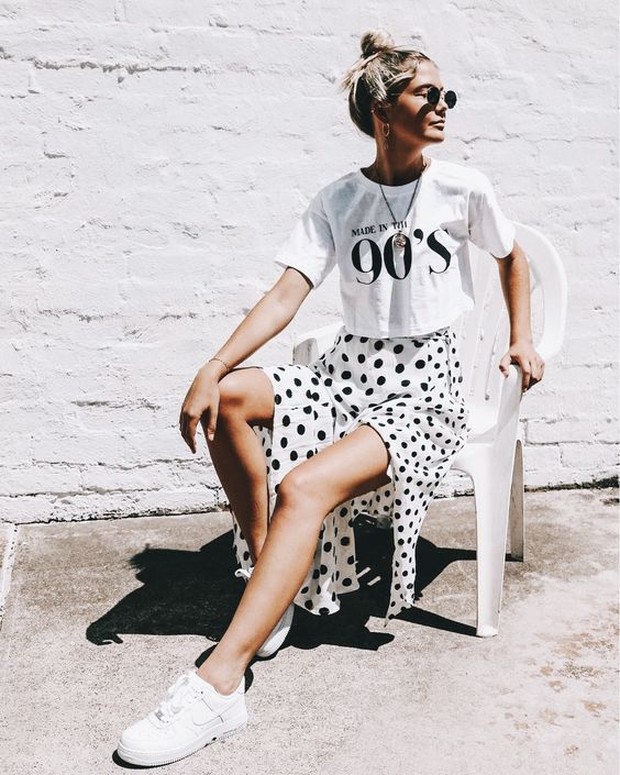 Pilih rok yang jatuh tepat diatas pergelangan kaki dan kaus oversized.