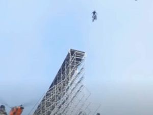 Serem!!! Detik-detik Tom Cruise Loncat ke Jurang Menggunakan Motor