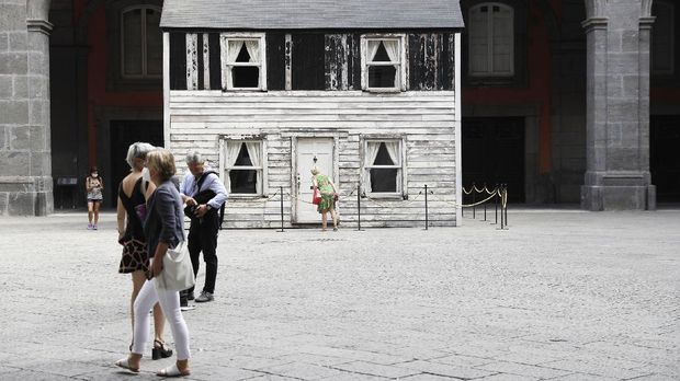 Seni Instalasi Rosa Parks House Dipamerkan di Italia The house of U.S. civil rights campaigner Rosa Parks, rebuilt by artist Ryan Mendoza, is on display in Naples, Italy, Tuesday, Sept. 15, 2020. The rundown, paint-chipped Detroit house where Parks took refuge after her famous bus boycott is going on display in a setting that couldn't be more incongruous: the imposing central courtyard of the 18th century Royal Palace. (AP Photo/Gregorio Borgia)