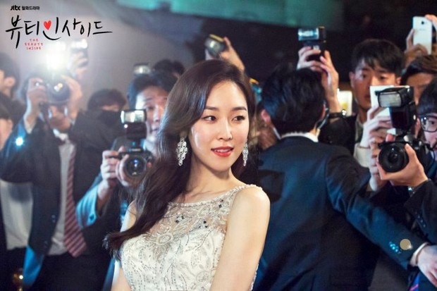Seo Hyun Jin/hancinema.net Han Se Kye (Seo Hyun Jin) merupakan seorang aktris cantik papan atas yang memiliki rahasia aneh yang memicu rumor karena statusnya sebagai selebriti.