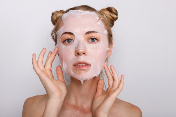 Sheet Mask/ Foto: Freepik.com Memiliki kandungan essence yang banyak sheet mask dapat menghidrasi kulit lebih banyak