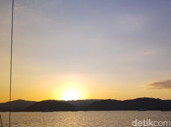 Sunrise Terbaik Labuan Bajo Ada di Laut