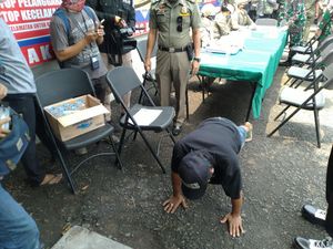 Tak Pakai Masker, Sopir Angkot di Bogor Dihukum Push Up Tak Pakai Masker, Sopir Angkot di Bogor Dihukum Push Up