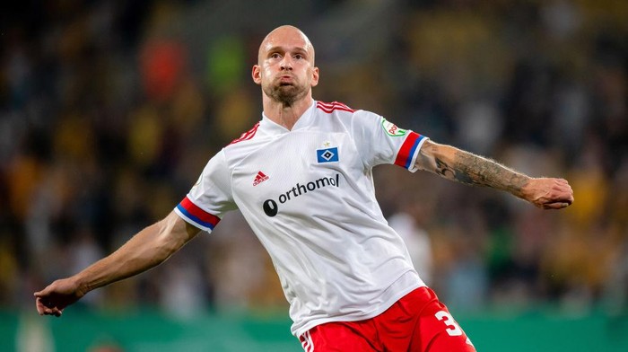 DRESDEN, GERMANY - SEPTEMBER 14: Toni Leistner of Hamburger SV in action during the DFB Cup first round match between Dynamo Dresden and Hamburger SV at Rudolf-Harbig-Stadion on September 14, 2020 in Dresden, Germany. (Photo by Thomas Eisenhuth/Getty Images)