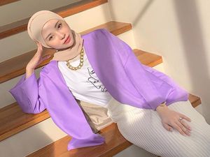 Gaya Selebgram Hijab Adira Salahudi yang Wajahnya Mirip Artis Korea