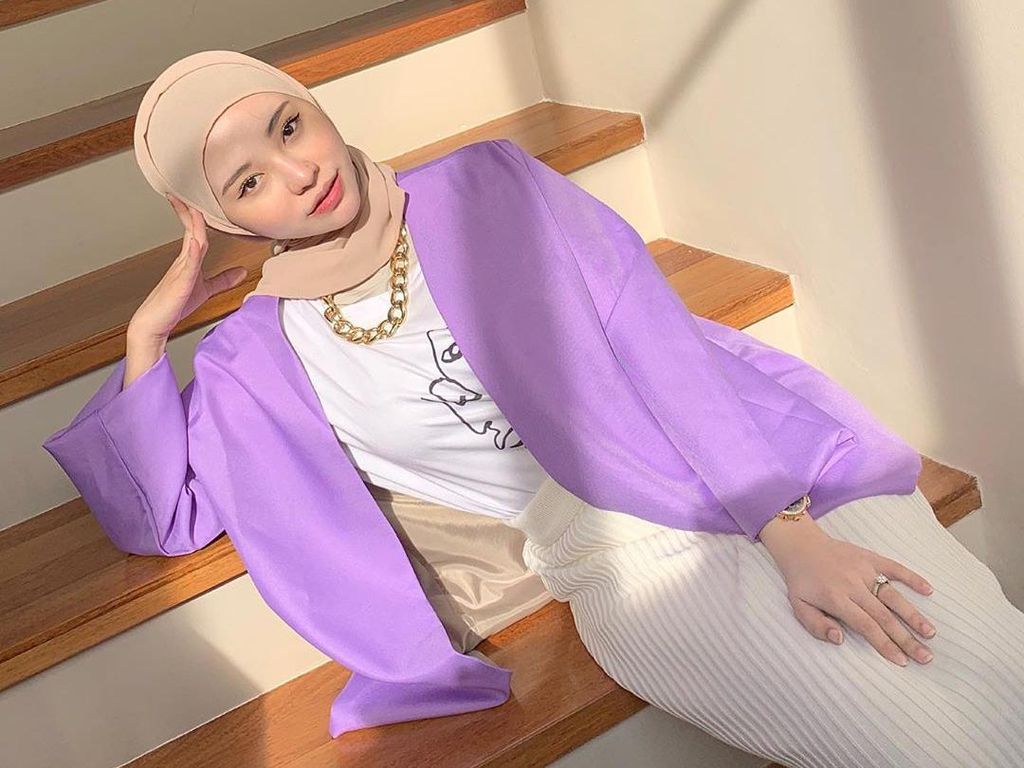 Gaya Selebgram Hijab Adira Salahudi yang Wajahnya Mirip Artis Korea Gaya Selebgram Hijab Adira Salahudi yang Wajahnya Mirip Artis Korea