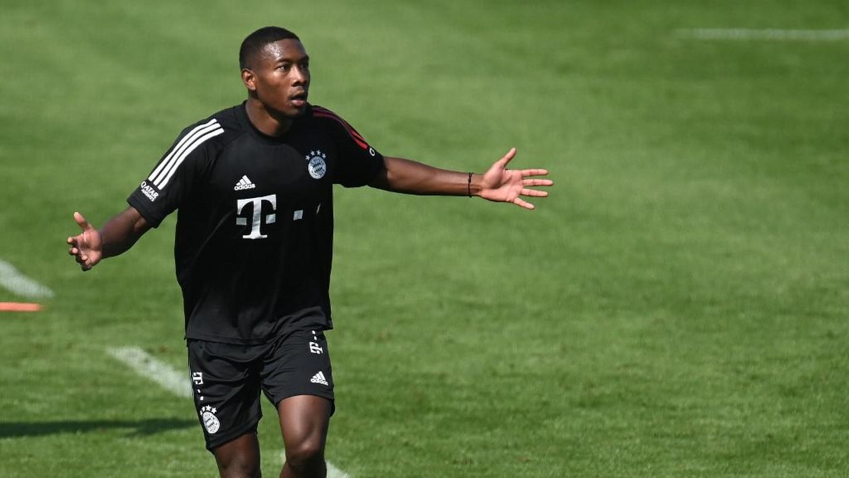 Kubu David Alaba membalas klaim mantan Presiden Bayern Munich Uli Hoeness. Foto: AFP/CHRISTOF STACHE