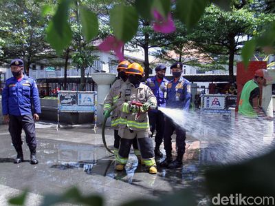 Antisipasi Corona, Pasar-Jalan Kota Bandung Disemprot Disinfektan