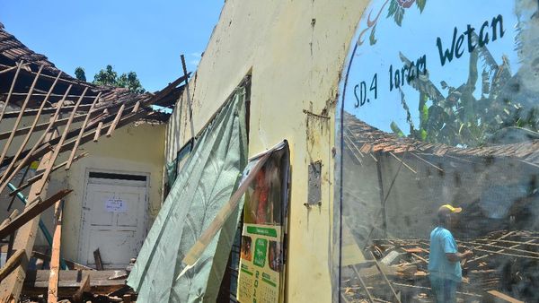 Bruk! Kayunya Rapuh, Atap SD di Kudus Ini Roboh