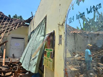 Bruk! Kayunya Rapuh, Atap SD di Kudus Ini Roboh